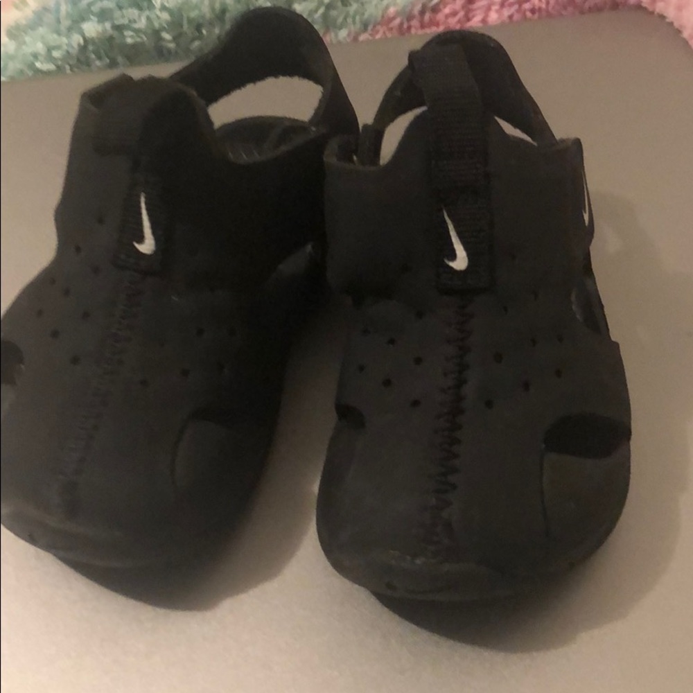 Like new Nike Sandals